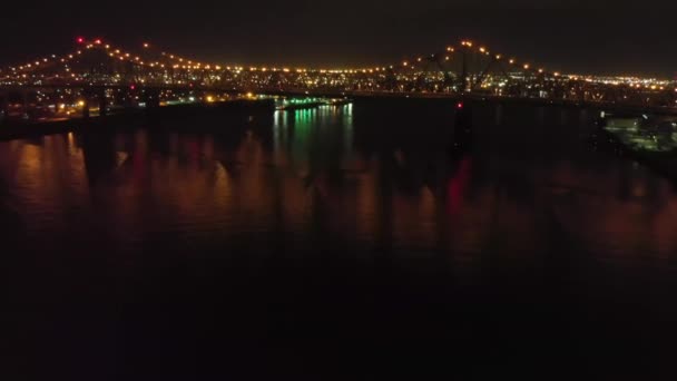ニューオーリンズのライトアップされた橋を渡る車の夜のドローンショット — ストック動画