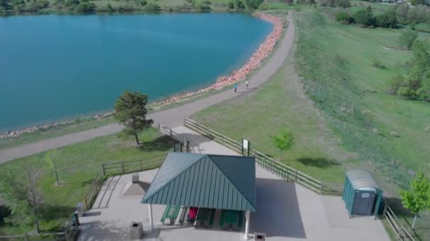 Drone Tiro Pessoas Andando Lado Lago Azul — Vídeo de Stock