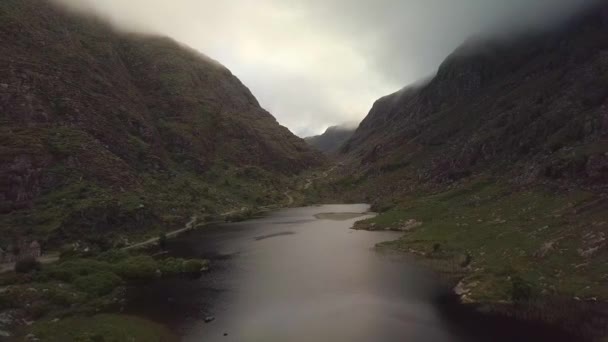 位于爱尔兰丹洛县空隙的空中无人机飞行 — 图库视频影像