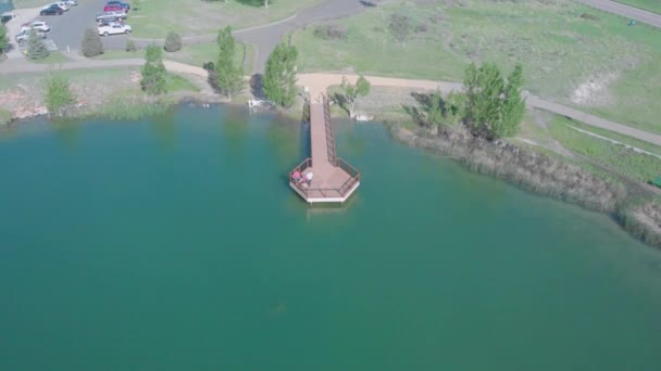Drónfelvétel Egy Megfigyelő Pontról Egy Kék Tavon Egyesült Államok Déli — Stock videók