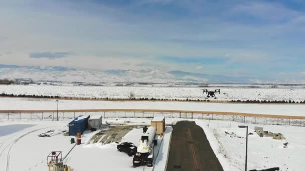 Drone Volando Sobre Industrial Atrasado Campo Colorado — Vídeo de stock