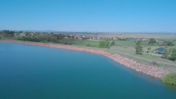 Flygfoto Över Gångväg Sidan Blå Sjö Colorado — Stockvideo