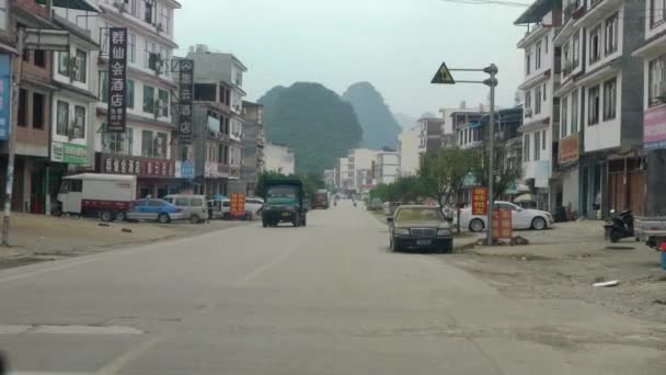 Taxi Por Calle Pobre Ciudad China — Vídeos de Stock