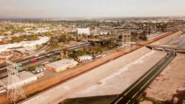 面对710号高速公路飞越洛杉矶河 — 图库视频影像