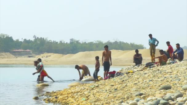 Mensen Wassen Kleren Aan Oevers Van Rivier Piyain Jaflong Bangladesh — Stockvideo