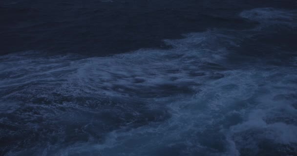 嵐の中で南極へのドレーク海峡を横断するゆっくりとした動きの画像 激しい風と大きな波の劇的なシーン — ストック動画