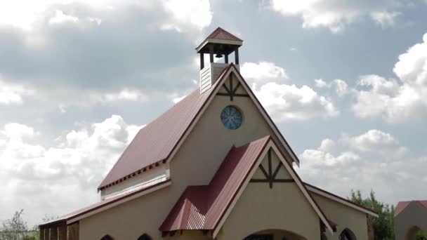 Arka Planda Güzel Bulutlar Olan Bir Kilisenin Görüntüsü — Stok video