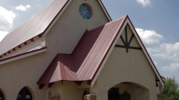 Panning Tiro Uma Igreja Com Nuvens Agradáveis Fundo — Vídeo de Stock