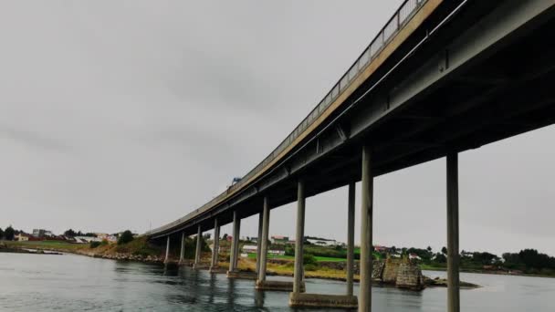 Bajo Una Vista Del Puente Cielo Nublado — Vídeo de stock