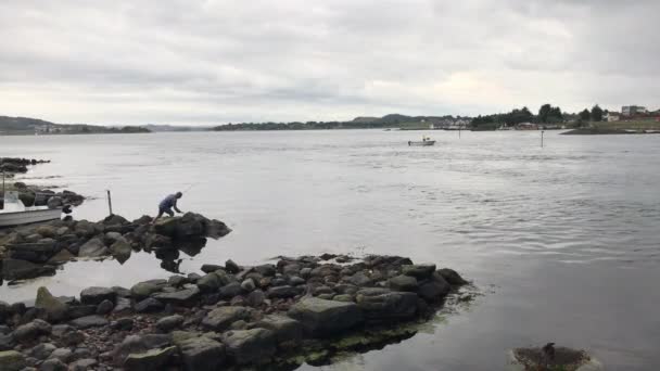 Adam Balık Tutmaya Hazırlanıyor — Stok video