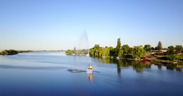 Fontein Moses Lake Washington Een Zonnige Dag Met Blauwe Lucht — Stockvideo