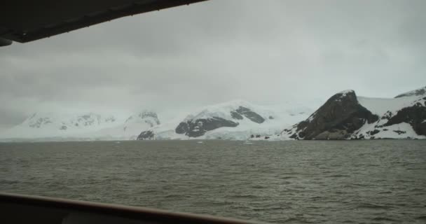 남극에서 유람선의 선창에서 바라본 구름은 기분좋은 장면을 기원전 드래곤을 — 비디오