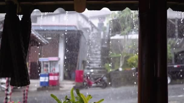 巴厘岛印度尼西亚公路上的雨 — 图库视频影像