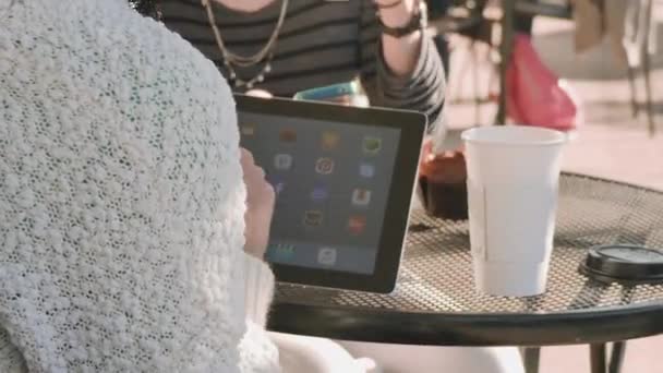 Dos Damas Tienen Café Afuera Cafetería Con Teléfono Tableta — Vídeos de Stock