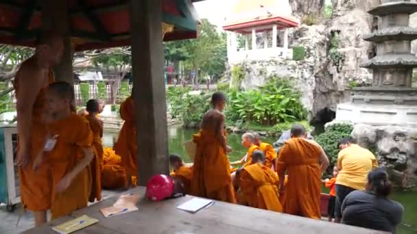 Monniken Van Wat Prayoon Tempel Bangkok Ontwikkelen Een Activiteit Buurt — Stockvideo