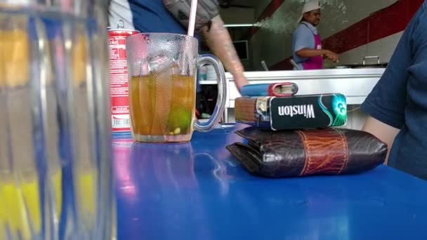 Masadan Alçak Açılı Görüntü Aşçı Arka Planda Yemek Hazırlıyor Masada — Stok video