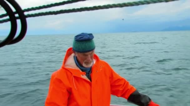 Nedåtgående Bild Att Avslöja Fiskaren Väntar Sin Nästa Uppgift Efter — Stockvideo