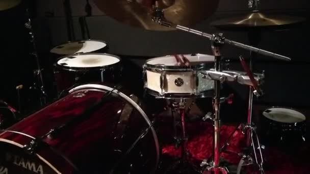Ένα Κόκκινο Και Άσπρο Drum Set Έτοιμο Παιχτεί — Αρχείο Βίντεο