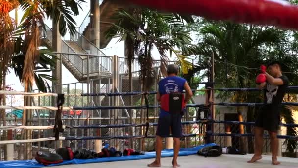 Pelatih Muay Thai Dan Seorang Siswa Sebuah Kotak Ring Bangkok — Stok Video