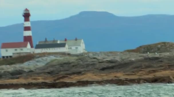 Farol Que Fornece Navegação Crucial Para Barcos Que Viajam Através — Vídeo de Stock