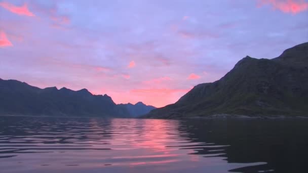 Krásný Růžový Západ Slunce Tyčícími Útesy Výhledem Oceán Lofoten Norsko — Stock video