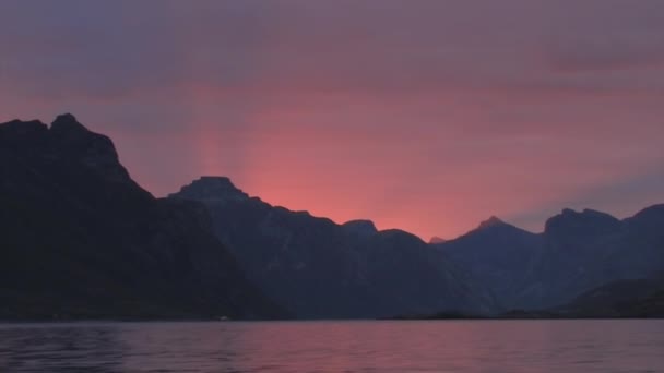 ノルウェー ロフトテンの海を見下ろす高くそびえるピークの美しいピンクの夕日 — ストック動画