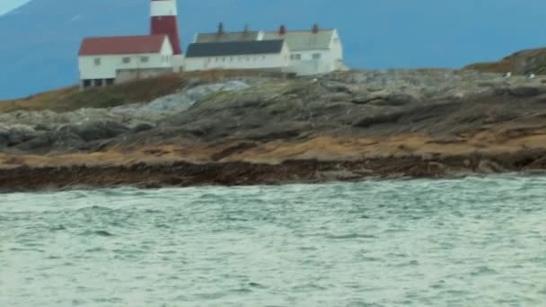 Een Vuurtoren Die Kust Bewaakt Oceaan Doemt Lofoten Noorwegen — Stockvideo
