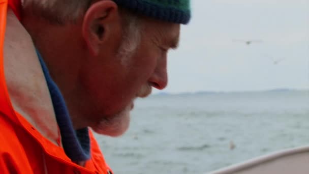 Крупный План Рыбака Работающего Борту Судна Направляющегося Море — стоковое видео