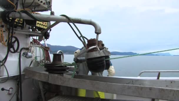 Cuerda Siendo Jalada Por Equipo Del Barco Mientras Pescador Saca — Vídeos de Stock