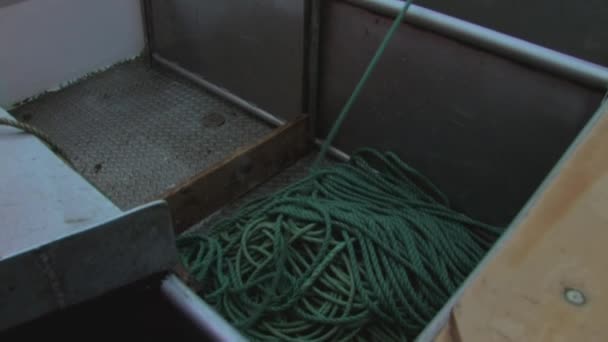 Uma Corda Presa Uma Bóia Ser Puxada Chão Barco Pesca — Vídeo de Stock