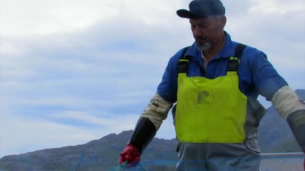 Рыбак Вытаскивает Свои Сети Холодного Моря Пока Готовятся Следующему Дню — стоковое видео