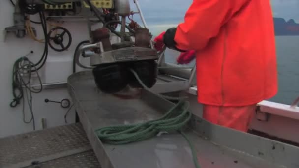 Pescador Puxando Mais Corda Mar Usando Sistema Guincho Bordo — Vídeo de Stock