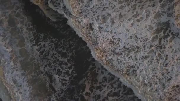 Αεροφωτογραφία Των Κυμάτων Του Ωκεανού Συντρίβεται Στην Παραλία — Αρχείο Βίντεο