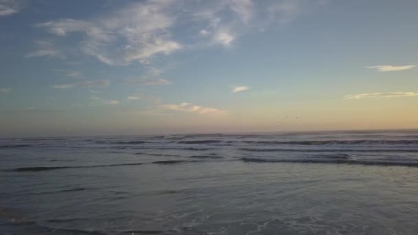 Okyanusun Üzerinde Güneşin Doğuşunun Havadan Görünüşü — Stok video