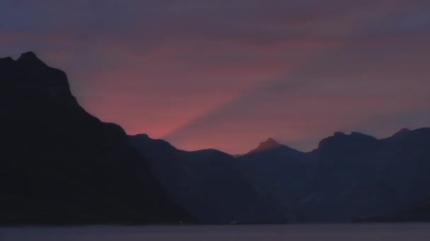 Ein Wunderschöner Rosafarbener Sonnenuntergang Mit Den Hohen Klippen Über Dem — Stockvideo