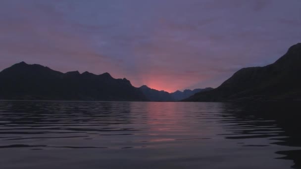Красивый Розовый Закат Игрушечными Скалами Охраняющими Темное Холодное Море Норвежском — стоковое видео