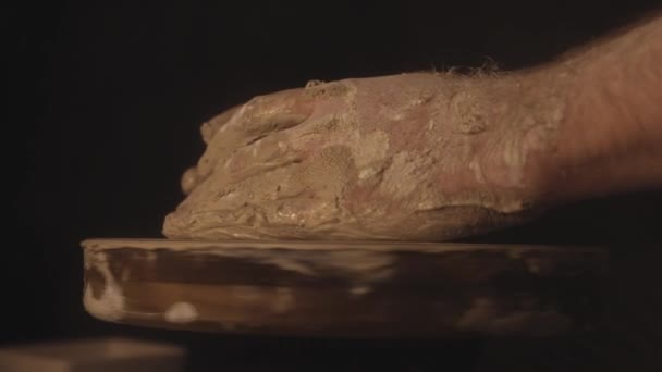 用双手慢慢地在磨子上塑造粘土的人 — 图库视频影像