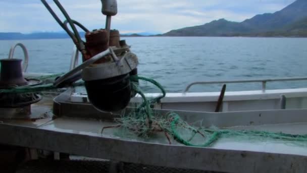 Fiskare Som Drar Krabba Sina Nät När Letar Efter Sin — Stockvideo