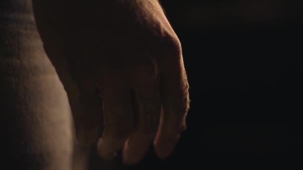 Een Man Die Klei Vormt Met Zijn Handen Een Molen — Stockvideo