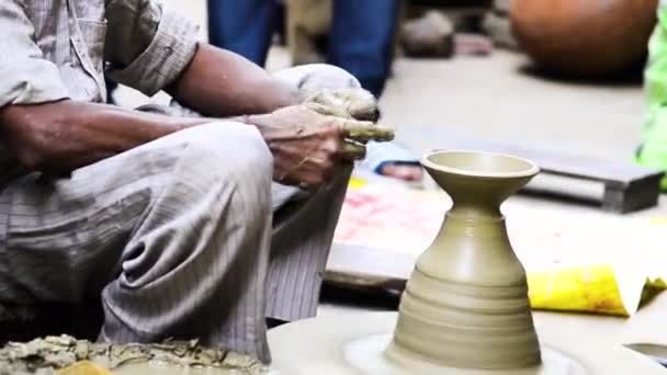 Potter Fazendo Lâmpadas Barro Lâmpadas Diwali Roda Com Lama Solo — Vídeo de Stock