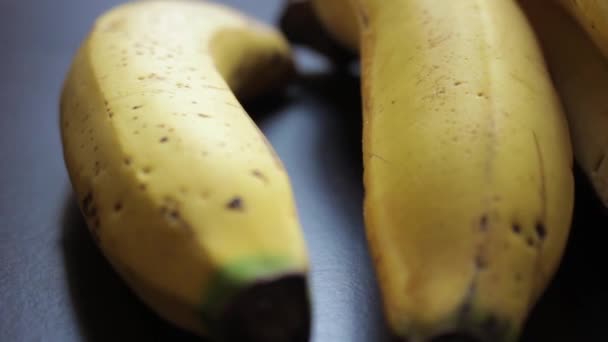 Rozchmurz Się Pysznych Dojrzałych Bananów Poruszających Się Pięknym Miękkim Świetle — Wideo stockowe