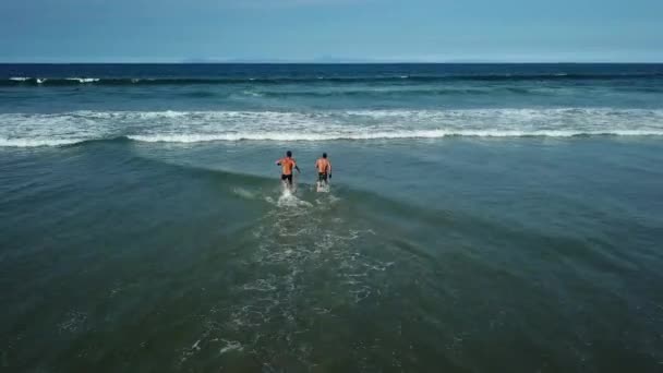 日落日在海滩浪花中散步的人 — 图库视频影像
