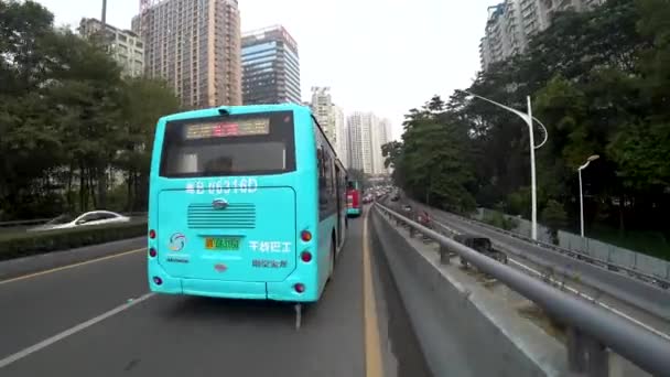 První Osoba Pohled Cyklisty Jedoucí Znečištěném Městě Mezi Automobilem Autobusem — Stock video