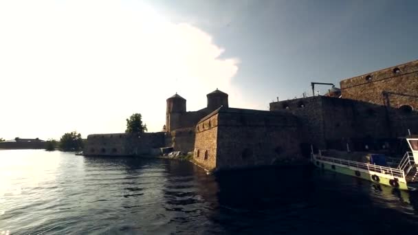 Κάστρο Olavinlinna Γυρίστηκε Από Ένα Σκάφος Στη Λίμνη Saimaa — Αρχείο Βίντεο