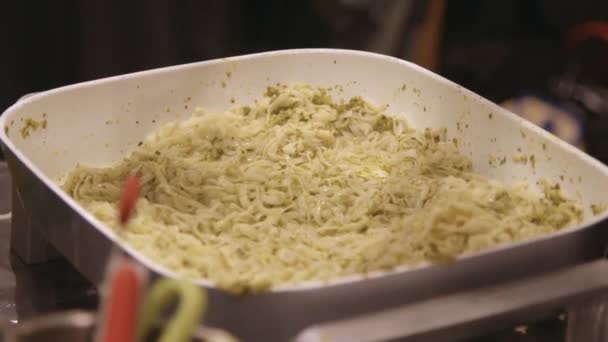 Köstliche Nudeln Zum Probieren Kleinen Becher Geschöpft — Stockvideo