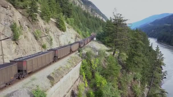 Treno Carbone Attraversa Una Valle Fluviale Nella Columbia Britannica — Video Stock