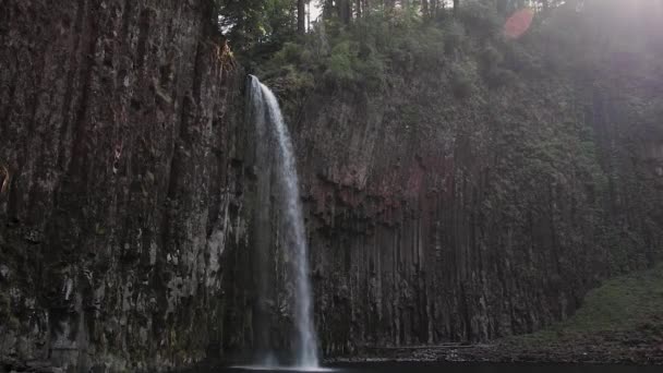 Amplia Toma Hermosa Cascada Con Luz Del Sol Que Desvanece — Vídeo de stock