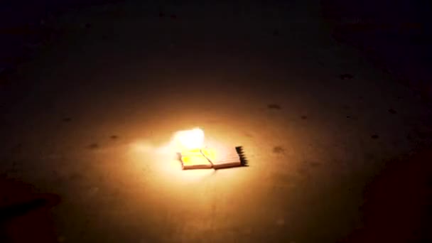 Феєрверки Запалюються Виходять Вночі Бетоні — стокове відео