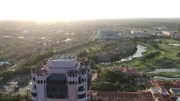 Pájaro Volando Través Hotel Campo Golf — Vídeo de stock