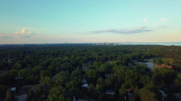 Vista Lejana Toronto Desde Dron Sobre Los Suburbios Mississauga Atardecer — Vídeo de stock